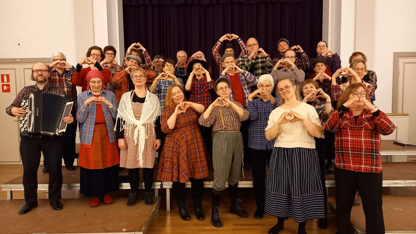 puistokonsertti-laikunlava-laulaa-kanerva-kuoro-ja-yhteislaulut